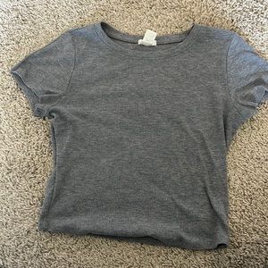 Grey cropped tee shirt